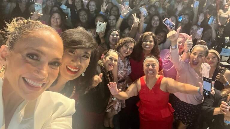 La artista Jennifer López aconsejó a las emprendedores latinas sobre la industria empresarial.
