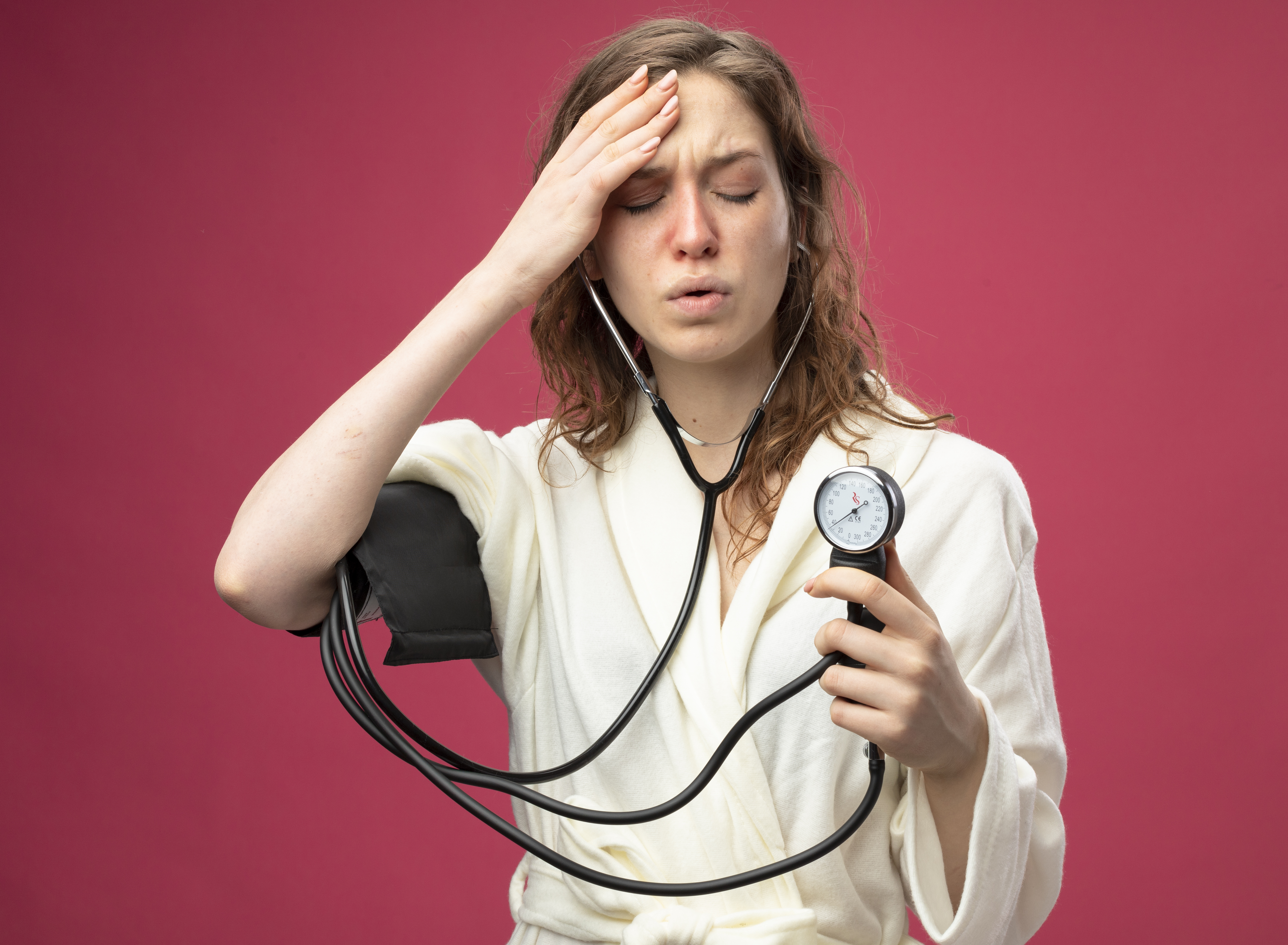 Muchas personas tienen hipertensión y no lo saben. Conoce los riesgos para la salud y qué cambios pueden ayudar a prevenirla y mantenerla bajo control. Foto: Magnific.