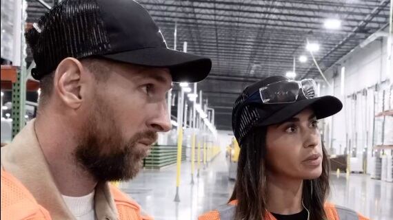 Lionel Messi y Antonela Roccuzzo visitan una fábrica.