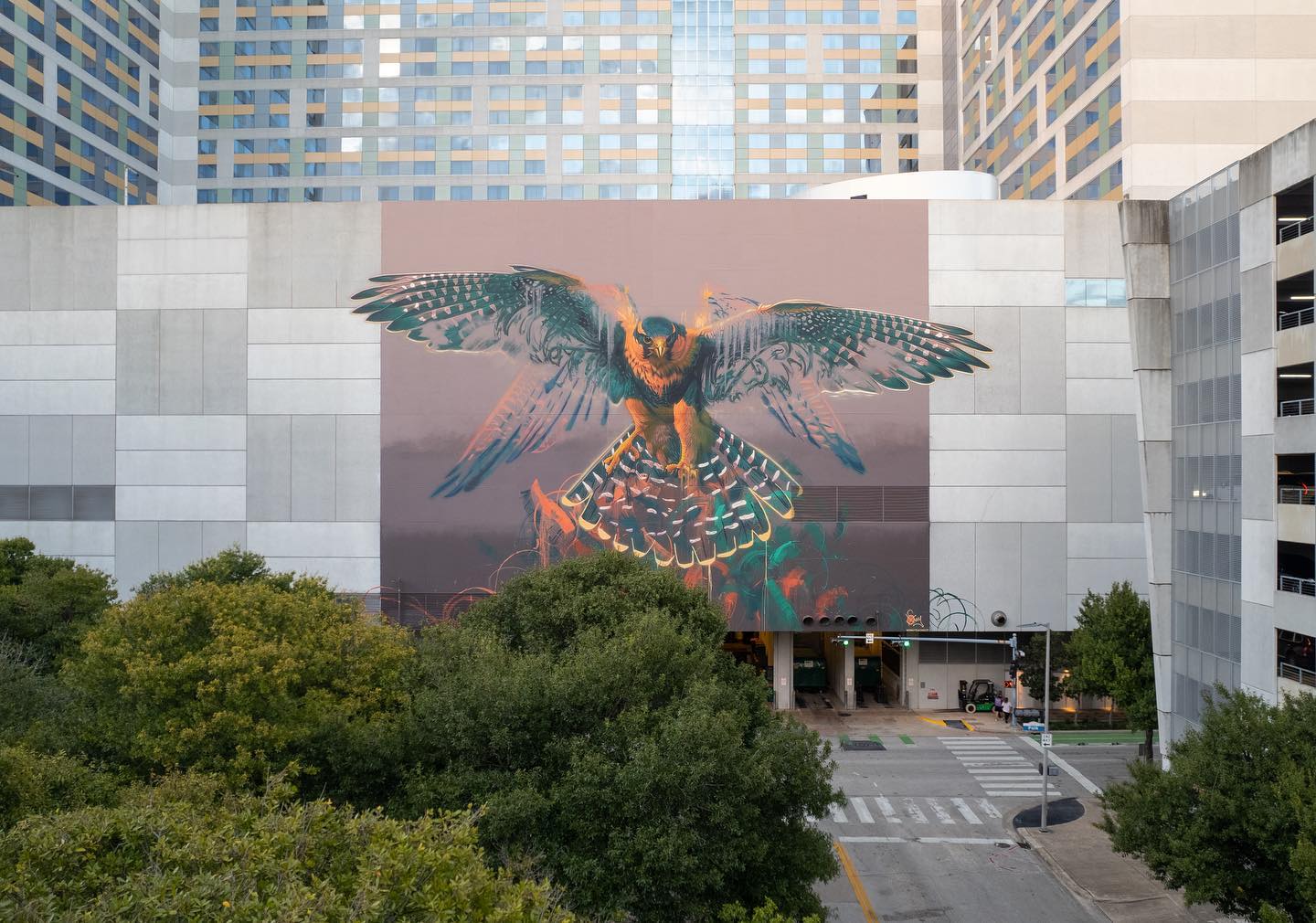 El artista Sonny Behan se ha hecho famoso por transformar las paredes urbanas en vibrantes escenas de fauna silvestre que difuminan la línea entre el concreto y la naturaleza. Foto: Sonny Behan.