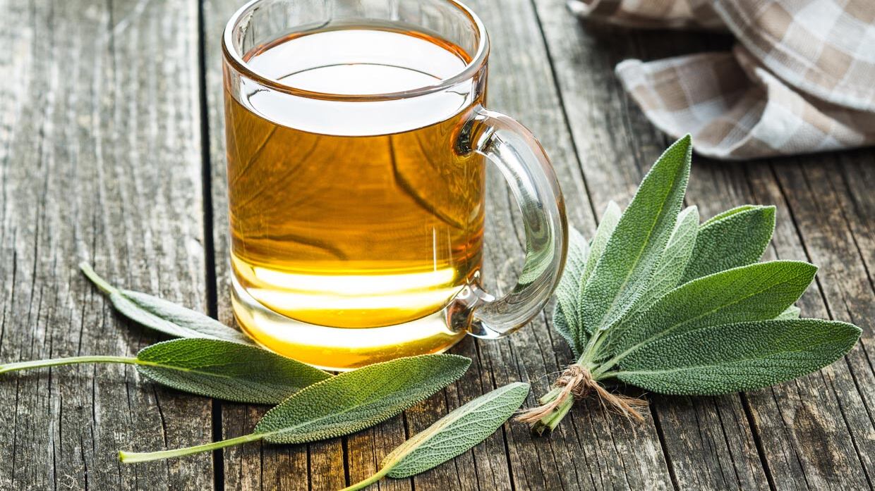 Con el consumo de té de salvia se beneficia la piel.