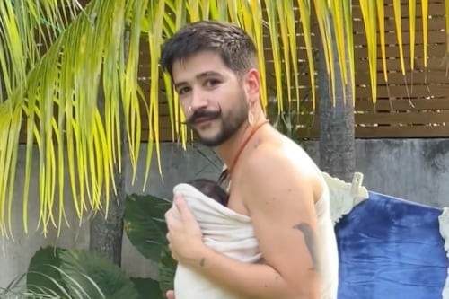 Un papá muy sexy: Camilo baila cumbia con Índigo en sus brazos