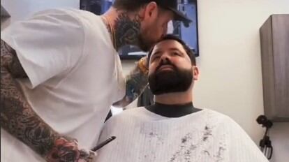 Barbero es viral por besar en la frente a sus clientes