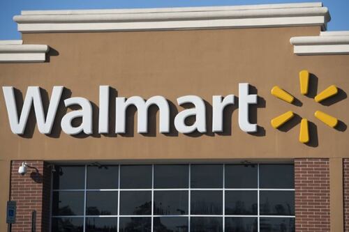 Por esta razón Walmart retiró jugos de manzana en 25 estados