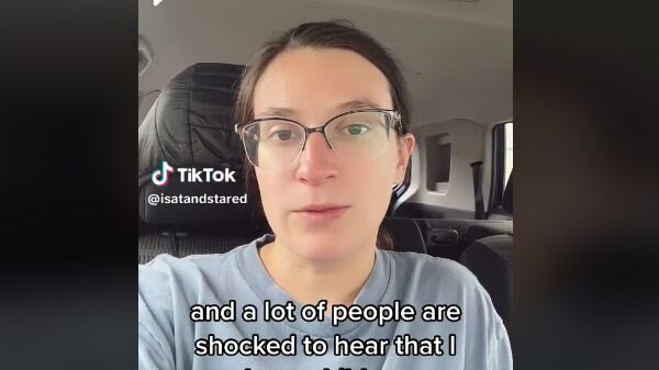 Dice que demandó a sus padres por haberla traído al mundo