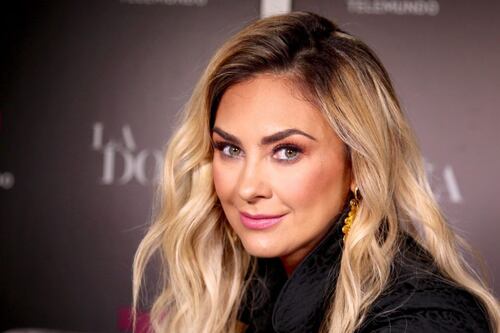 Aracely Arámbula da lección de empoderamiento al posar en traje de baño a sus 49 años