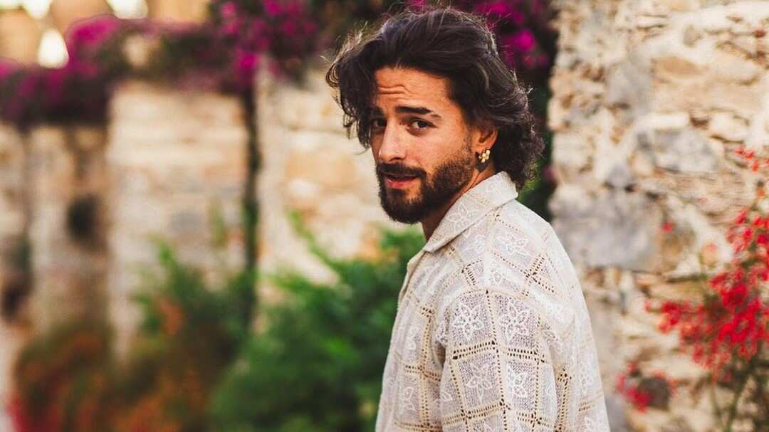 La mujer forcejeó con Maluma para besarlo, pero el cantante reaccionó de inmediato al igual que quienes lo resguardaban.