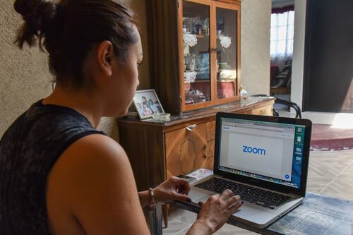 Las mejores posiciones de yoga para corregir la postura si estás siempre frente al ordenador