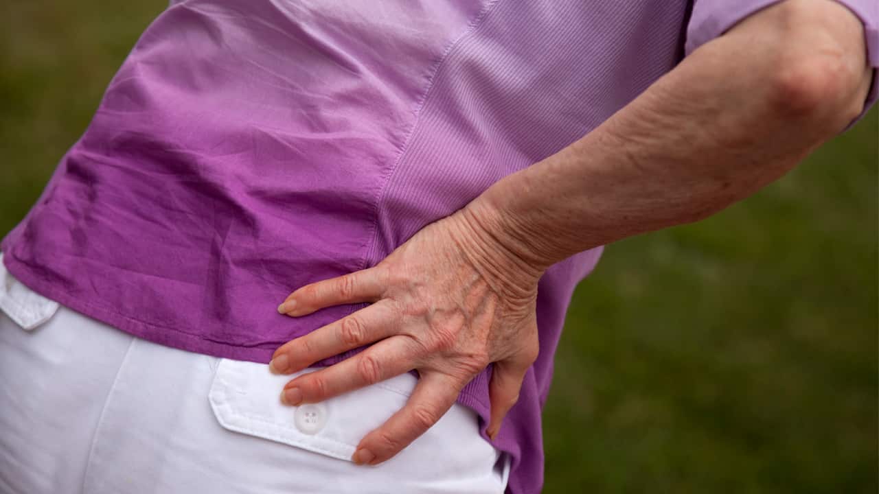 Los dolores en la cadera aparecen, sobre todo, durante la edad avanzada.