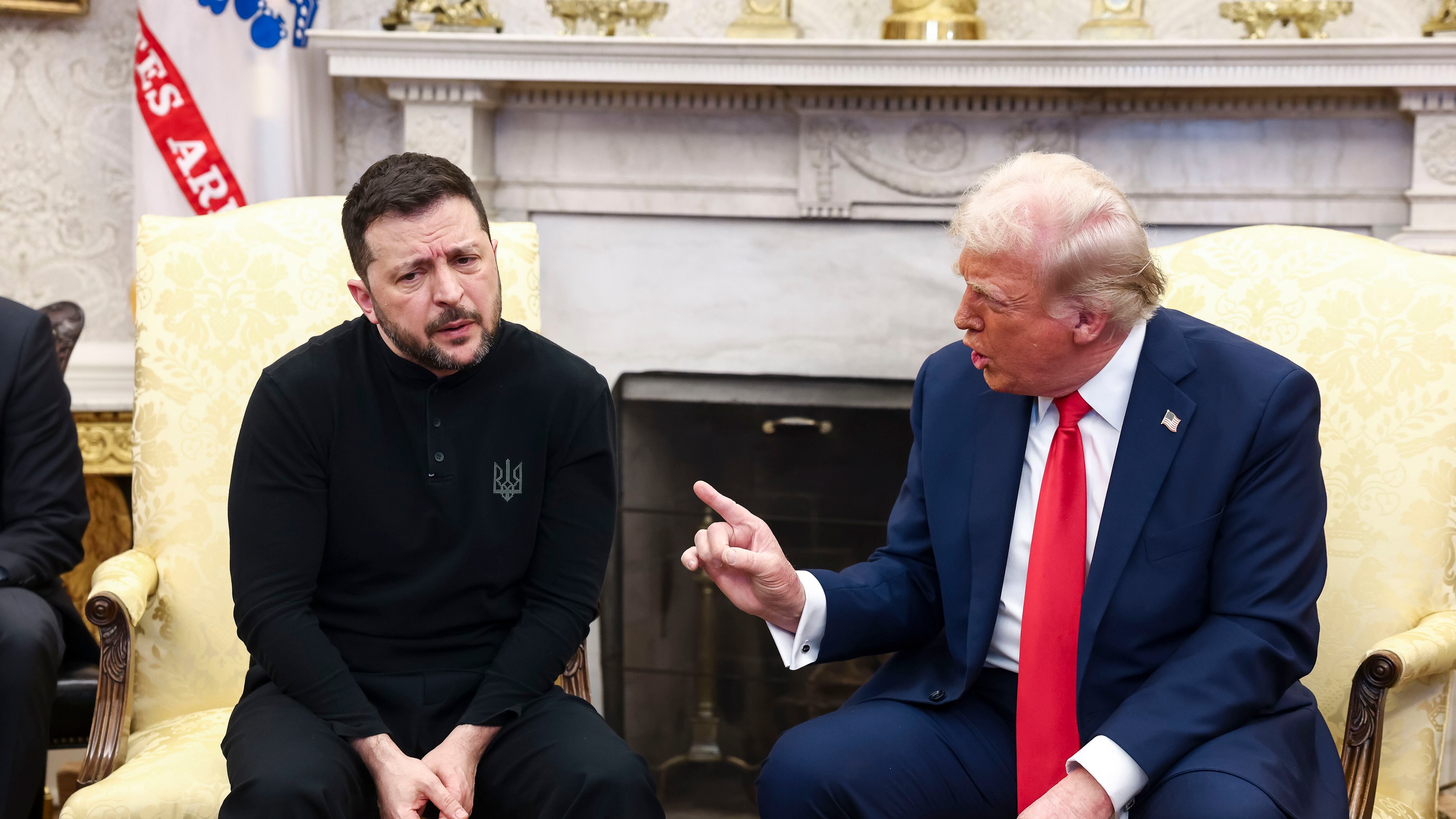 El presidente ucraniano Volodymyr Zelensky (L) conversa con el presidente estadounidense Donald Trump (R) en la Oficina Oval de la Casa Blanca en Washington, DC, EE.UU., 28 de febrero de 2025.