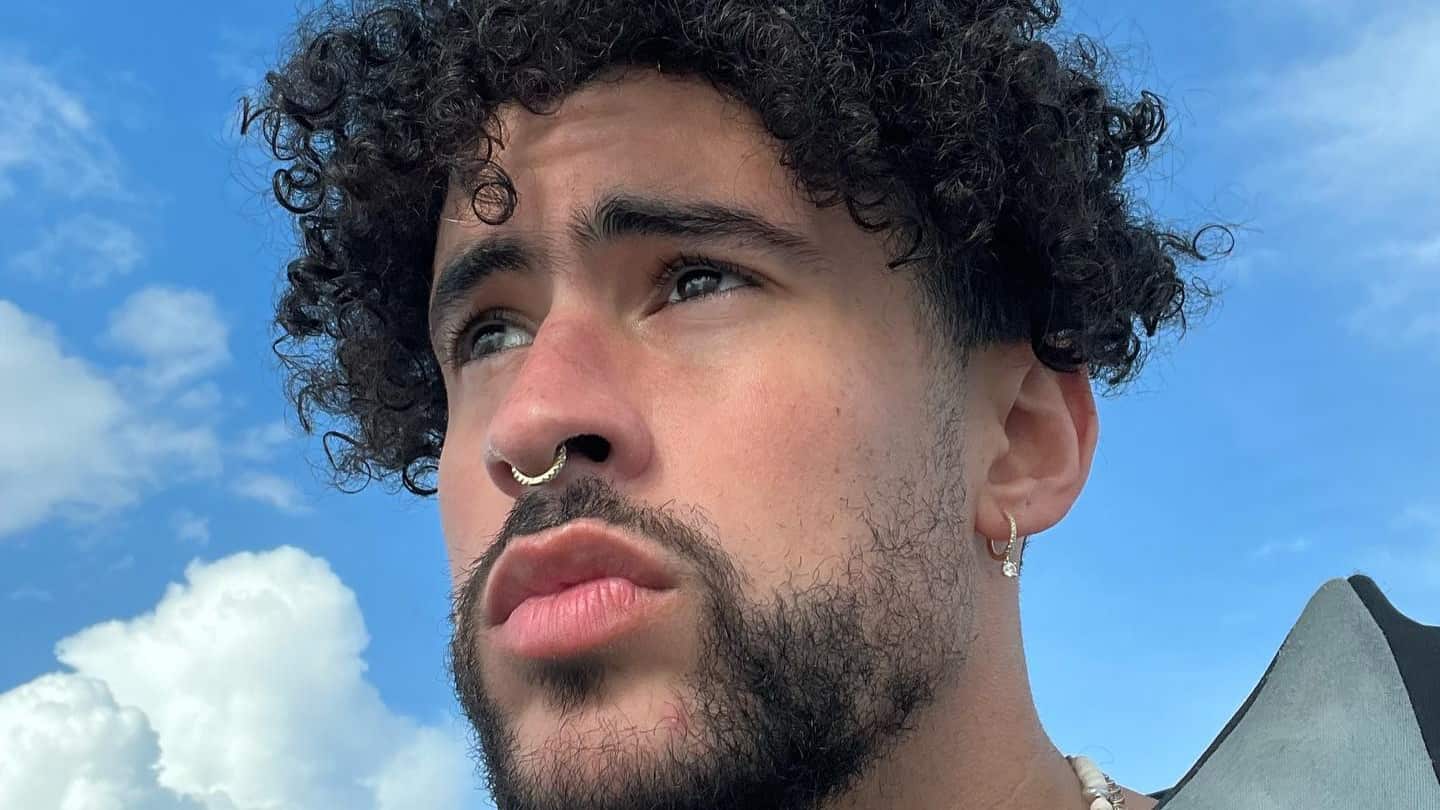 En el video el hombre que simula ser Bad Bunny toma la actitud del cantante ante todo aquel que se le acerque con un celular.