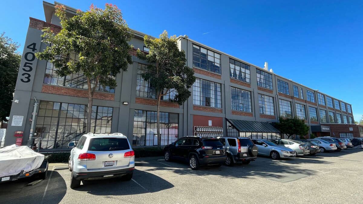 Una vista del edificio en Emeryville donde las autoridades arrestaron a Nima Momeni en relación con el reciente asesinato de Bob Lee, visto el jueves 13 de abril de 2023. | Foto: Douglas Zimmerman/SFGATE
