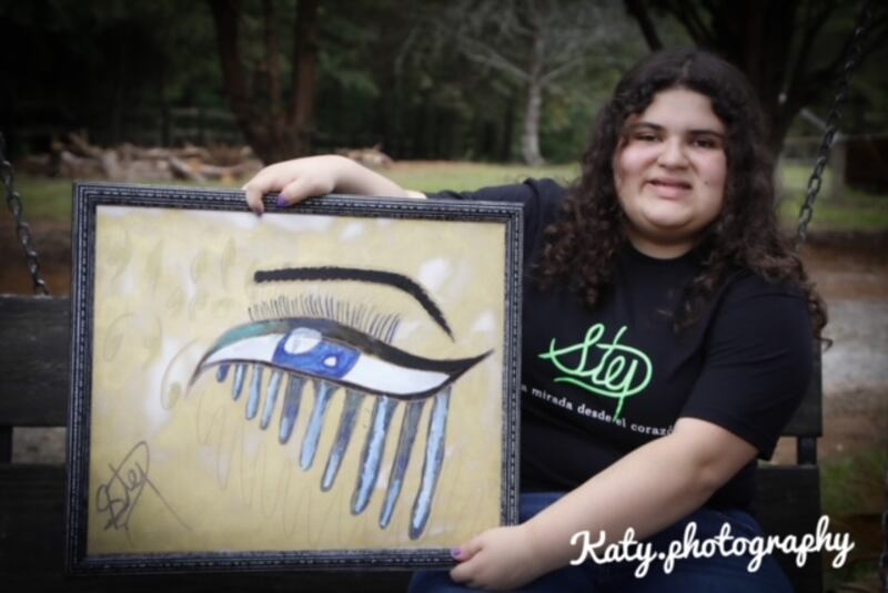 ‘Step Padilla Art’ con cuadro en mano pintado por ella.