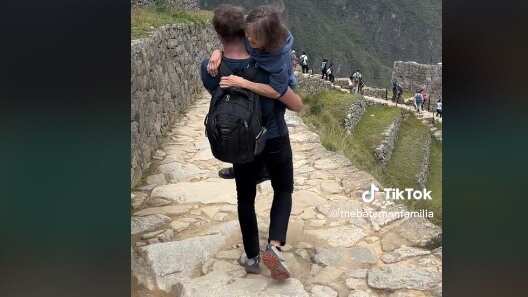 Cargó a su mamá al Machu Picchu