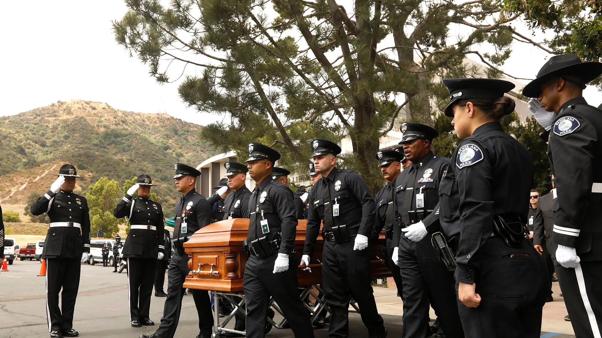 Violaron los derechos del políca de LAPD, dijo la mamá.