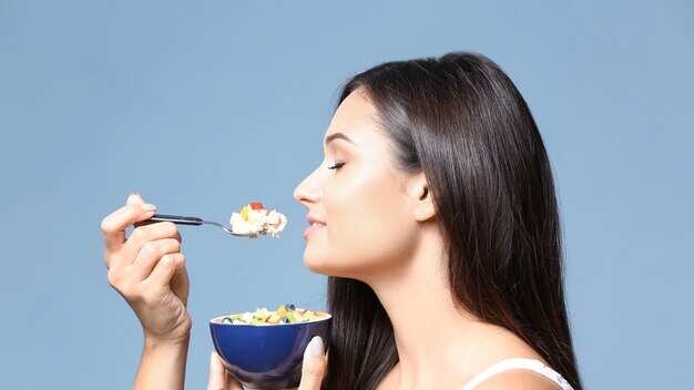 La avena, el requesón, el salmón y los frutos secos tienen más proteína que los huevos