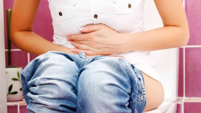 El estreñimiento se produce debido a que los desechos o las heces se mueven con demasiada lentitud.