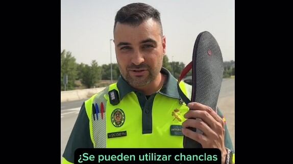El guardia explicó si es ilegal o no manejar con chanclas