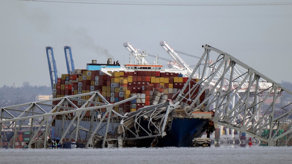 Barco choca con puente en Baltimore