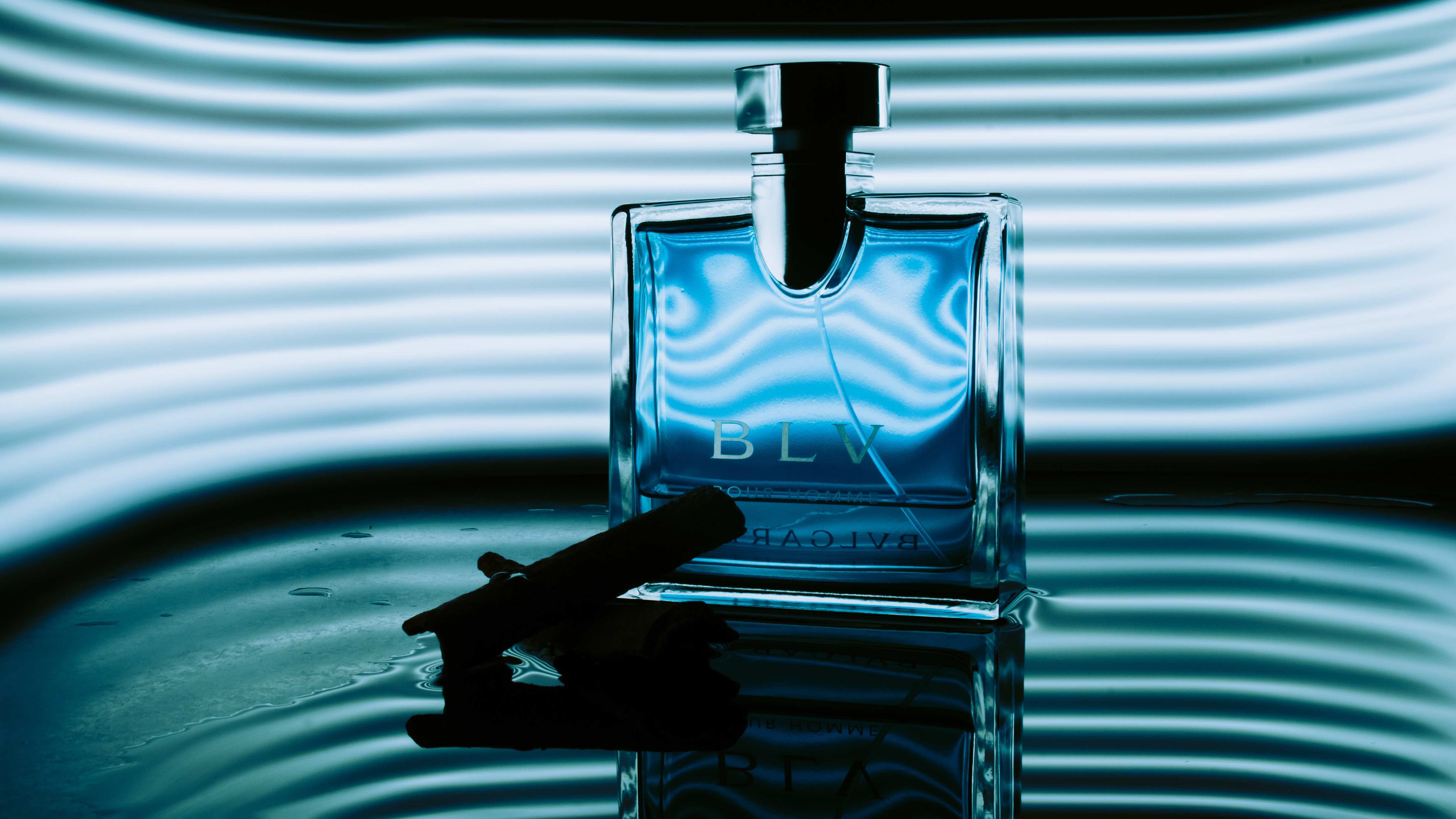 Perfume BLV de frasco azul