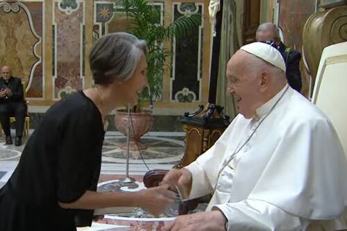 Esto fue lo que le regaló “Doña Florinda” en su visita al Papa Francisco