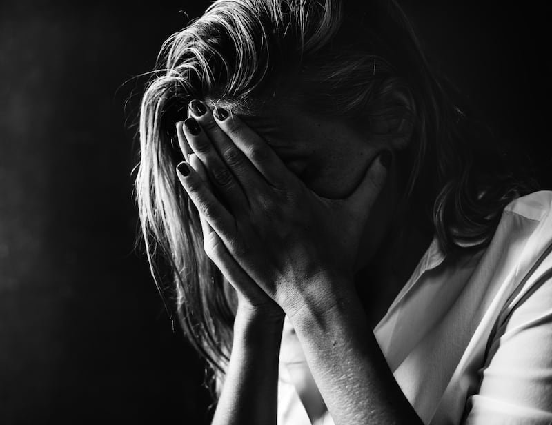 Aunque en términos generales un ataque de ansiedad y un ataque de pánico pueden confundirse, tienen características particulares que los hacen diferentes. Foto: Freepik.