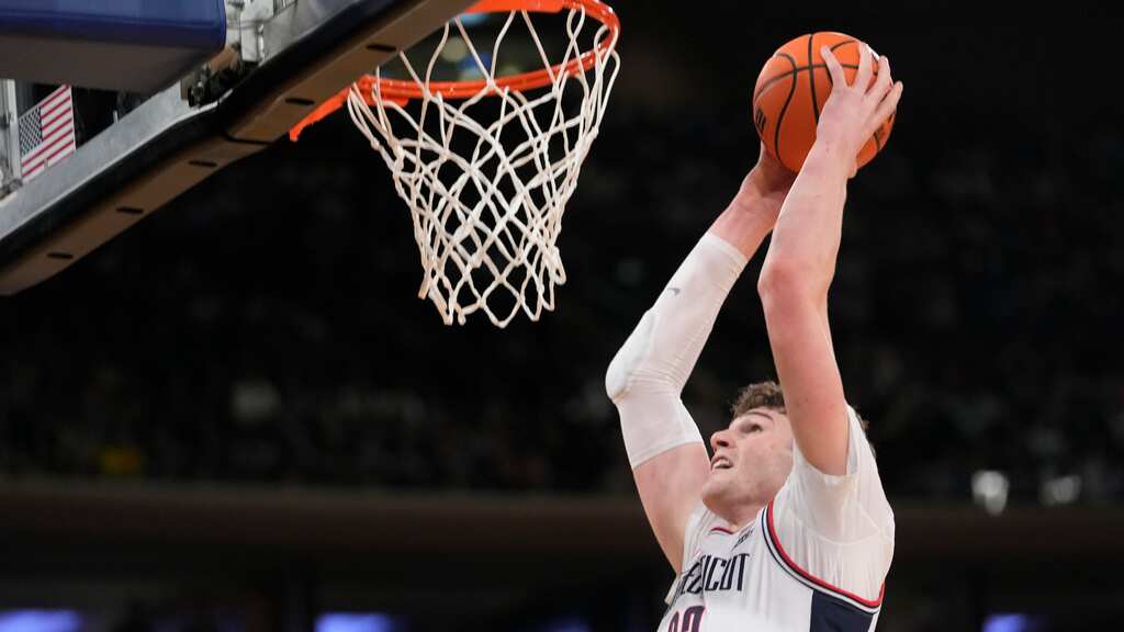 Donovan Clingan pivote de UConn