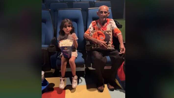 El anciano y su nieta Mariana estaban encantados al estar por primera vez en una sala de cine