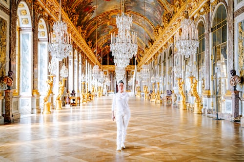 Salma Hayek lleva la llama olímpica en Versalles: impactantes fotos y videos