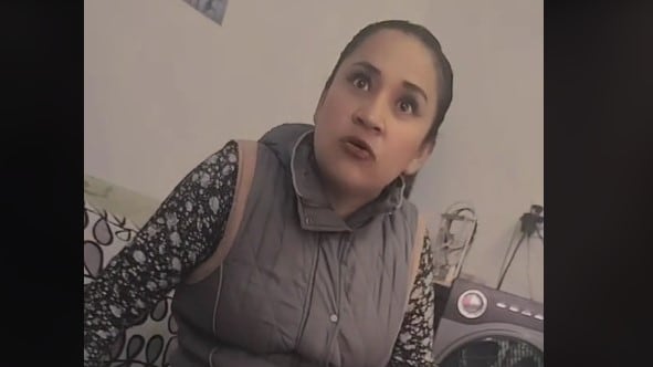 Mujer se molesta cuando su hija le dice que está embarazada