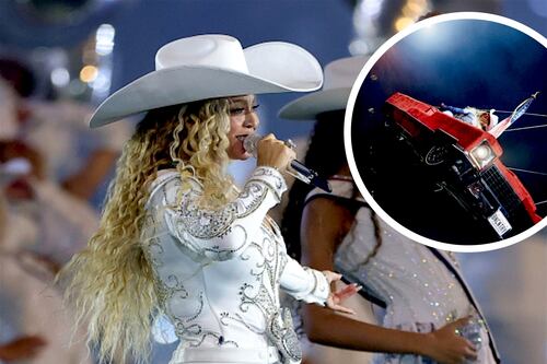 VIDEO: Beyoncé pausa concierto tras quedar colgando en el aire en un coche inclinado