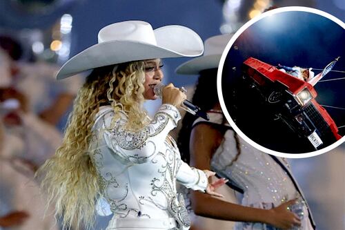 VIDEO: Beyoncé pauses concert after being left hanging in the air on a tilted car