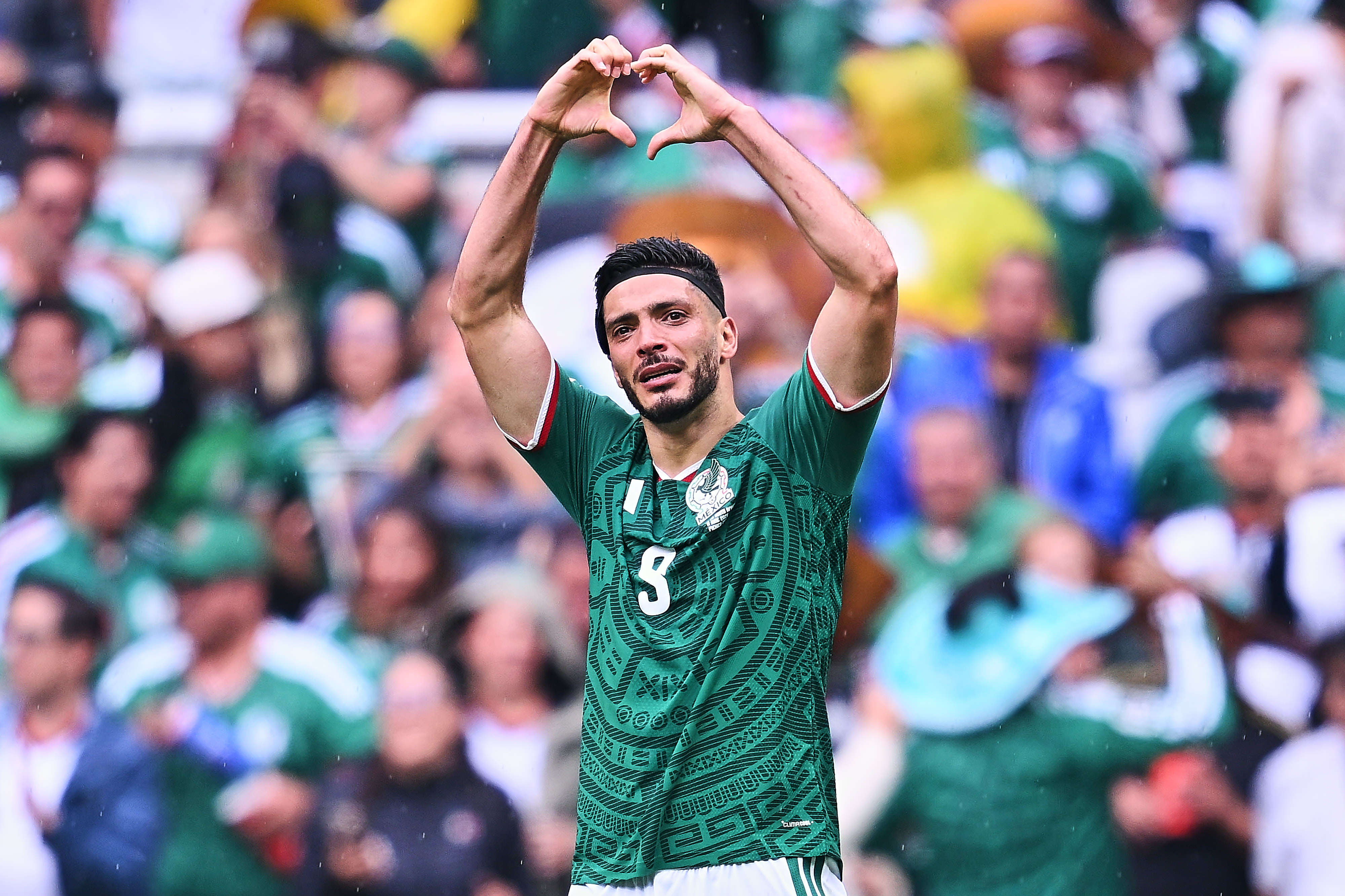 Raúl Jiménez marca su primer gol en los mundiales