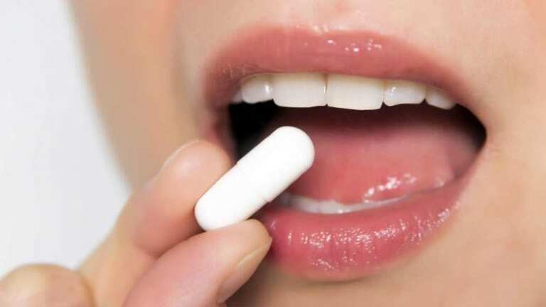 La infección urinaria se trata con antibióticos como amoxicilina, normalmente.