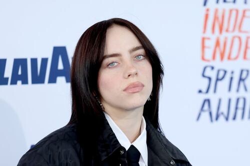 Charli XCX y Billie Eilish regalan 10.000 pares de ropa interior por una buena causa: Conoce de qué se trata