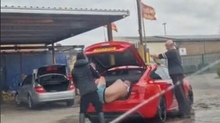 Queda impresionado al hallar a un "secuestrado" en la maleta del carro