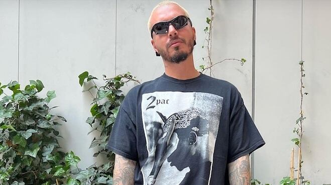 J Balvin aparece usando minifalda para desfile de Balenciaga