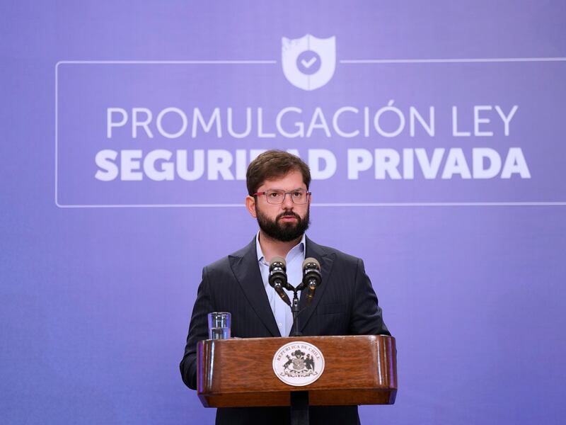 Presidente Boric respalda a funcionarios de la PDI tras formalización de exdirector: “Lo que hace una persona no puede manchar a toda la institución”