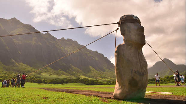 Un reciente estudio revela pruebas definitivas, respaldadas por la física, de que los antiguos habitantes de Rapa Nui, o Isla de Pascua, transportaban a los moáis, las estatuas colosales de varias toneladas, en vertical. Foto: Carl Lipo.