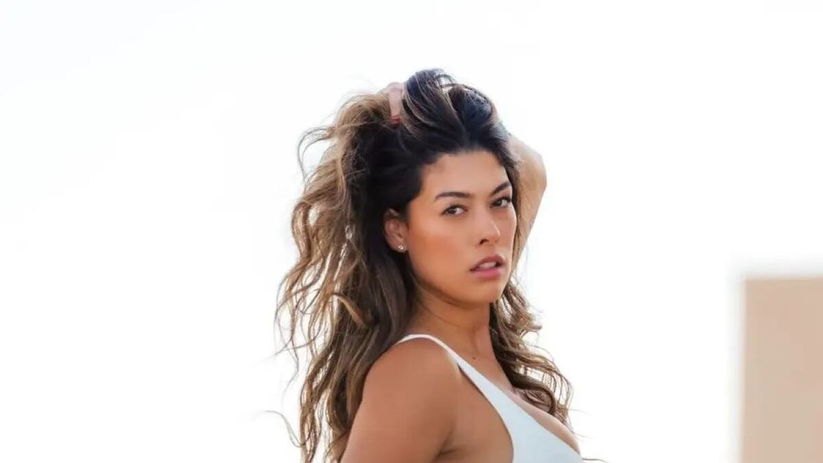 La modelo de OnlyFans, Chloe Sasha, se ha hecho famosa al cocinar mole y salsas, en bikini.