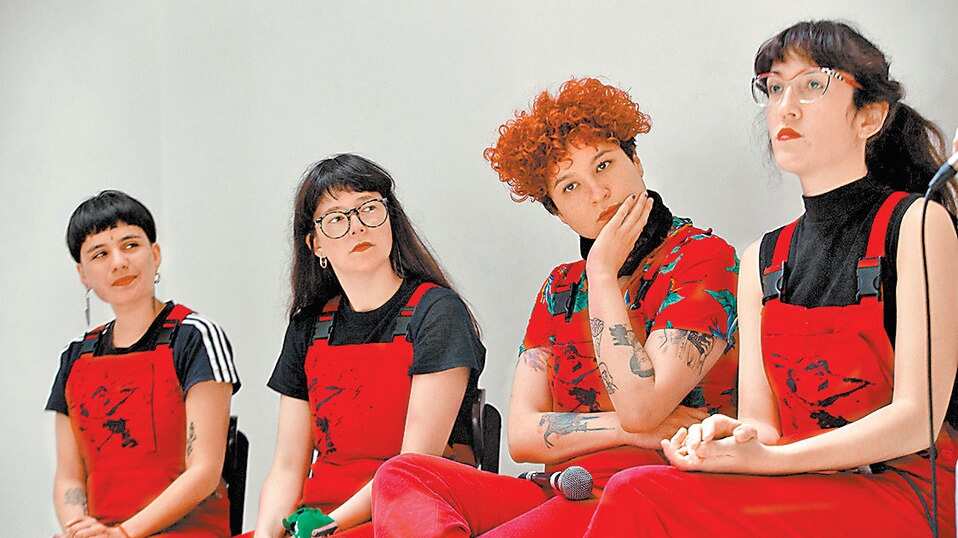 Autoras del violador eres tú lanzan libro con mucha “rabia”