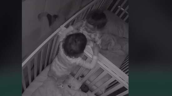 Hermanitas gemelas pelean en su cuna