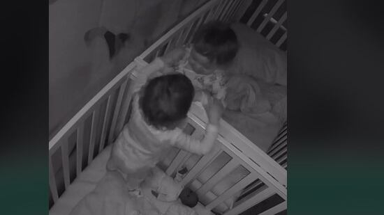 Hermanitas gemelas pelean en su cuna