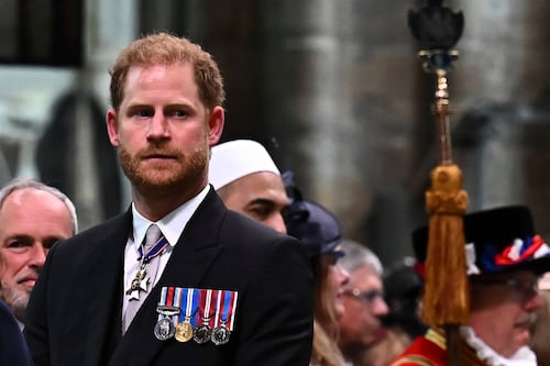 Príncipe Harry tendrá que quedarse solo en un hotel durante su visita al Reino Unido ya que su familia estaba "muy ocupada" para verlo