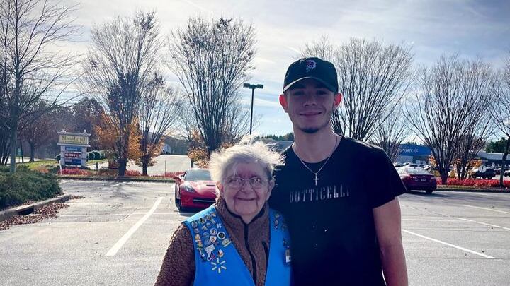 El TikToKer Devan Bonagura ayudó a recaudar fondos para que se pueda jubilar a sus 81 años, Nola Carpenter