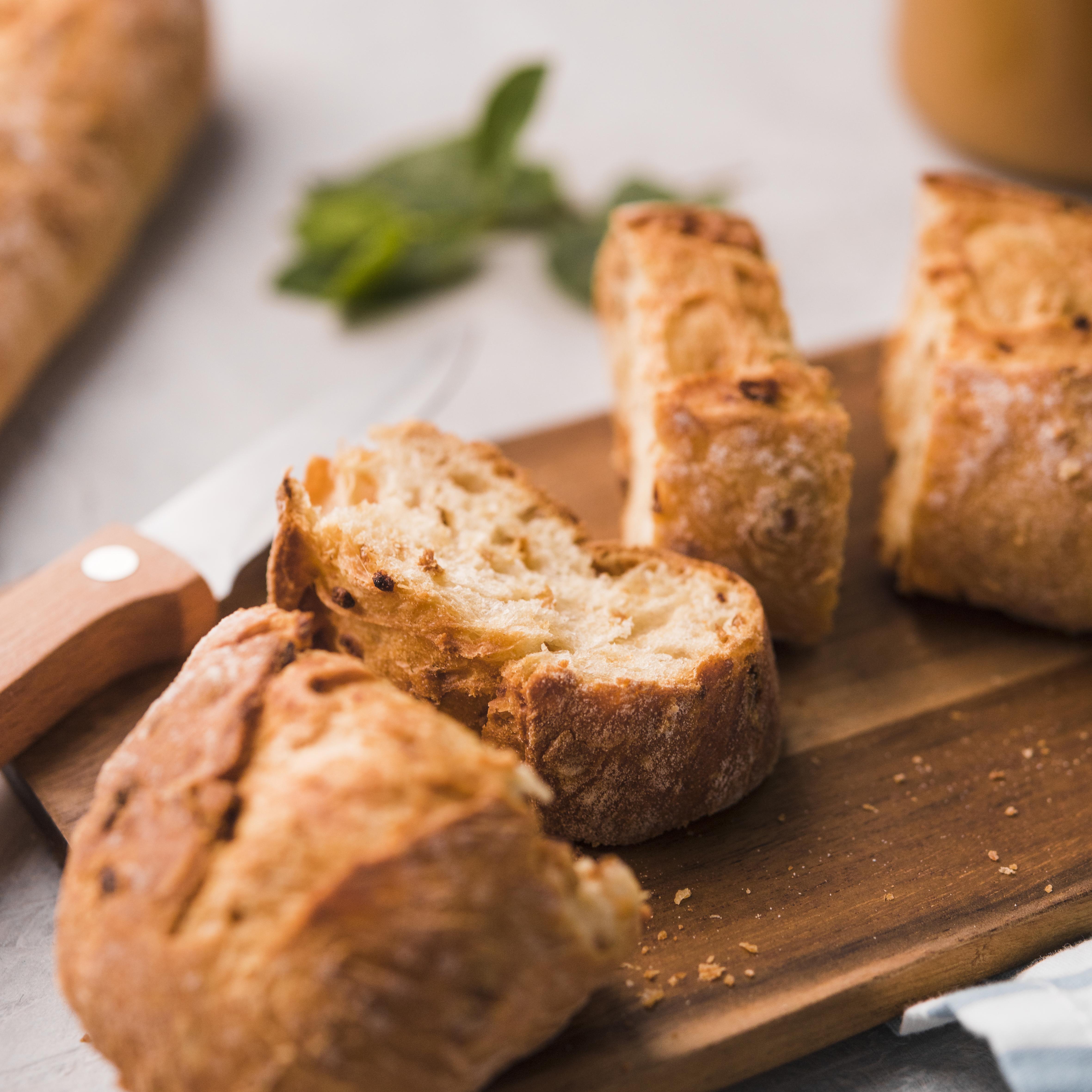 Un estudio científico ha revelado que los alimentos ricos en carbohidratos —como el pan, el arroz y la harina— podrían provocar aumento de peso de forma inesperada. Foto: Freepik.