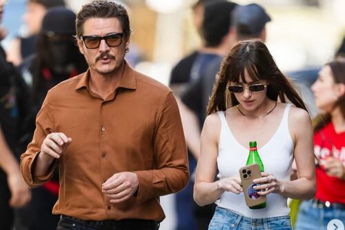 Dakota Johnson y Pedro Pascal viven romántico momento en NY en medio de la grabación de su nueva película