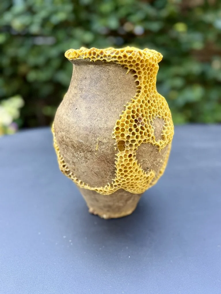 Cerámicas rotas renacen gracias a una colaboración entre una artista y las abejas