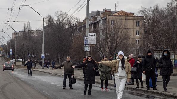 Kiev. La gente hace autostop y espera a los autobuses mientras intenta salir de la ciudad el 24 de febrero de 2022 en Kiev, Ucrania. Durante la noche, Rusia comenzó un ataque a gran escala contra Ucrania, con explosiones reportadas en múltiples ciudades y muy lejos de las inquietas regiones del este en poder de los rebeldes respaldados por Rusia. /Chris McGrath, Getty Images