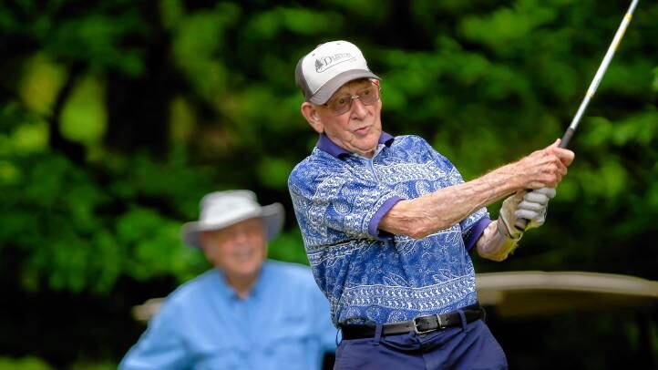 Floyd Severance, veterano de la Segunda Guerra Mundial, a sus 98 años se mantiene activo jugando al golf.